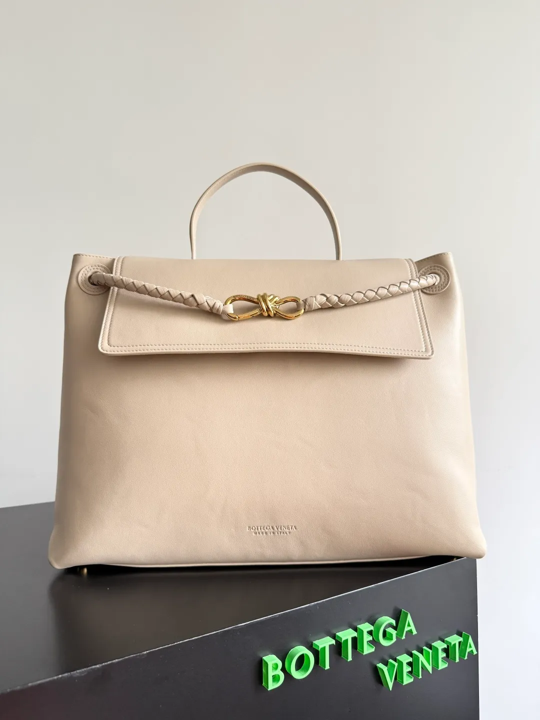 Batch 3160 BottegaVeneta Latest Ciao Ciao Bag Silky cowhide two-way flap handbag with signature twist detail, hidden hook closure, flap can be fastened to the front or attached to the INTRECCIATO woven internal pocket, comes with an adjustable and removable crossbody strap, internal compartment, and also features a zippered pocket. The surprise flap has various shapes. Style 1 - Cover the bag surface, exposing the knot and knot decoration. Style 2 - Place the flap inside the bag. A buckle is also designed. Style 3 - The U-shaped position of the top handle in the hand bag. Style No.: 826195 Size: 42*32*15cm